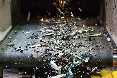 REISSWOLF IT Recycling Fließband mit geschredderter Elektronik