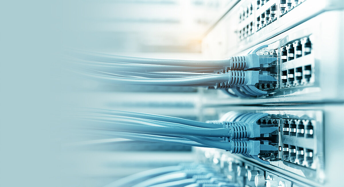 ELO Schnittstellen & Integrationen Nahaufnahme eines Netzwerkservers mit blauen Kabeln.